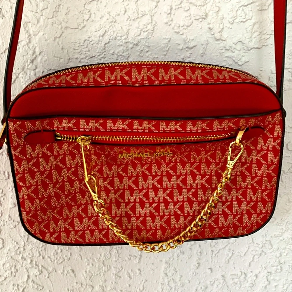 Michael Kors crossbody purse with removable chain lots of pockets